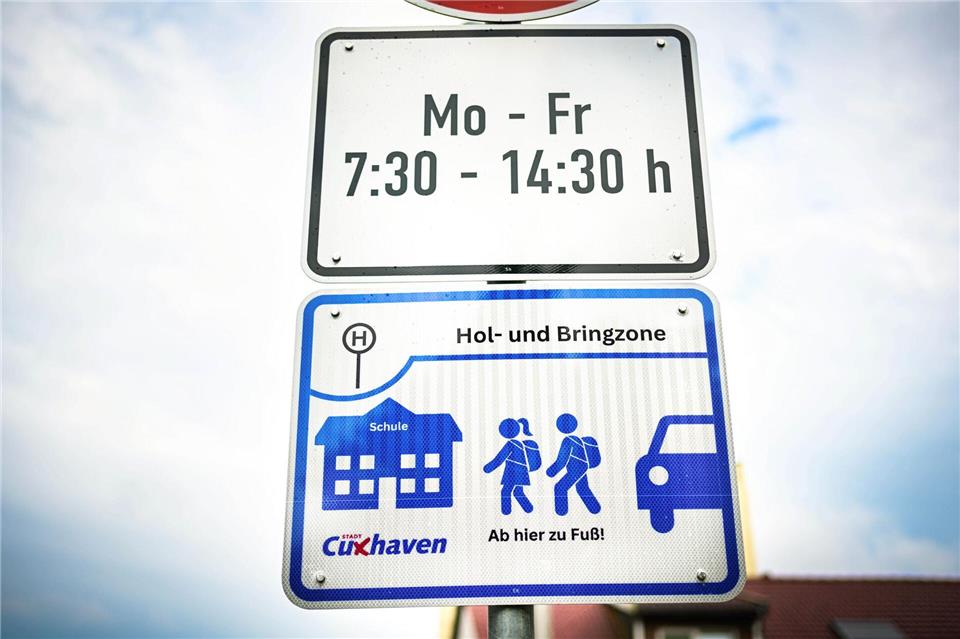 Für die Sicherheit: Elterntaxis werden ausgebremst Ausgewiesene Hol- und Bringzonen werden von vielen Eltern ignoriert. Sina Schuldt/dpa