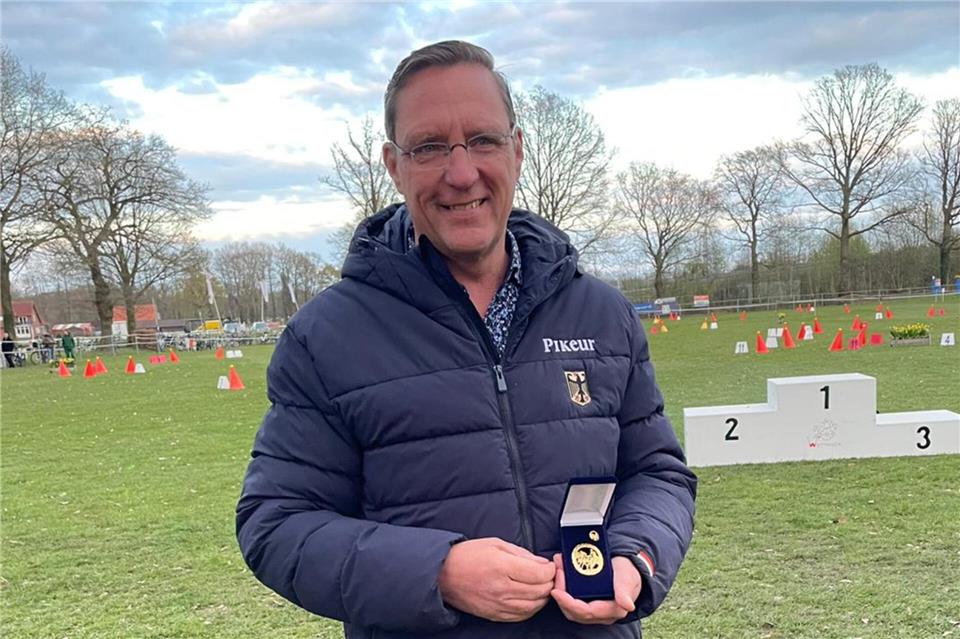 Ausgezeichnet: Der Velener Fahrsportler Michael Prinz mit der goldenen Fahrabzeichen.