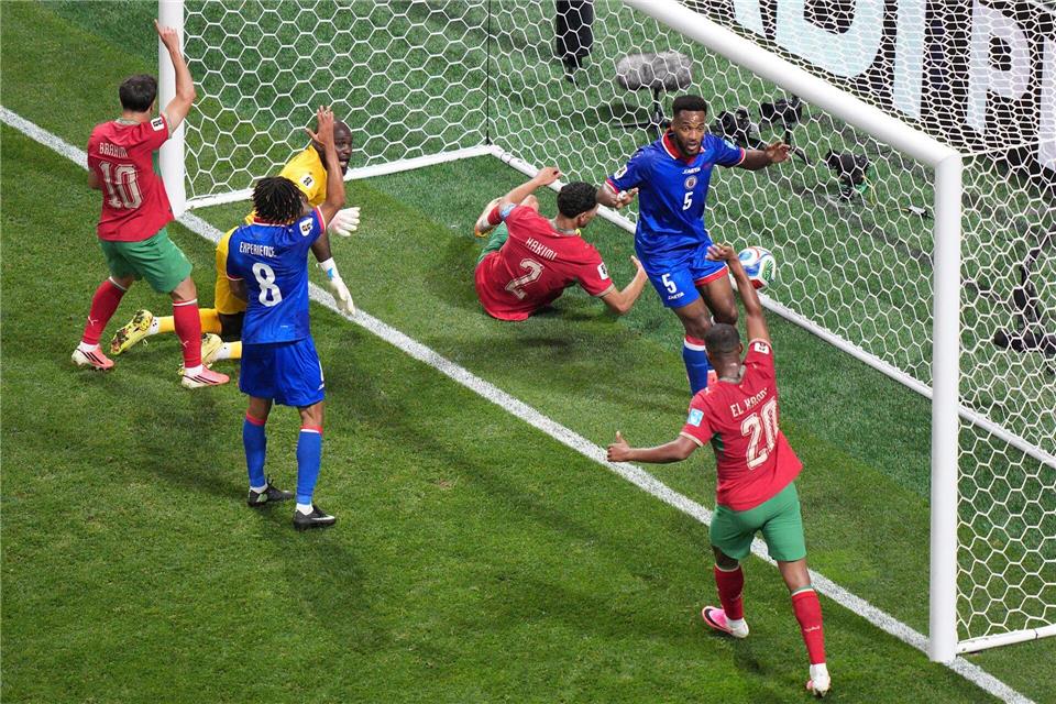 Ausgleich! Achraf Hakimi befördert den Ball über die Linie und liegt gleich mit im Tor.Jacob Kupferman/AP/dpa