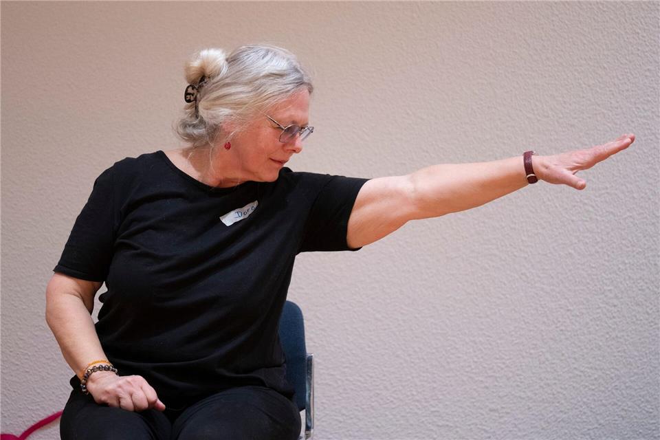 Ausladenende Bewegungen sind laut Trainerin beim Parkinson besonders wichtig.Boris Roessler/dpa