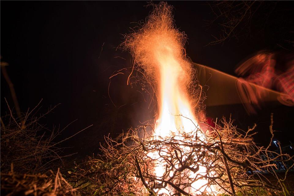 Ausnahmeregelungen für das Verbrennen von Gartenabfällen werden in MV teils großzügig ausgelegt. Damit soll in Zukunft Schluss sein - nach einer Übergangszeit.picture alliance / Lino Mirgeler/dpa