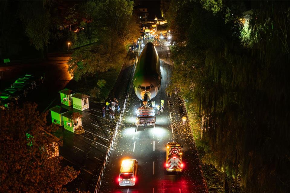 Bilder des Tages Ausrangierter Bundeswehr-Airbus kommt am Serengeti-Park an.Philipp Schulze/dpa