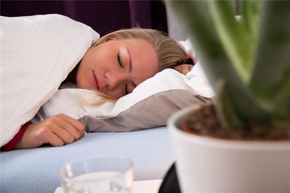 Ausreichend und erholsam schlafen – ein Schlüssel für psychisches Wohlbefinden.picture alliance / Christin Klose