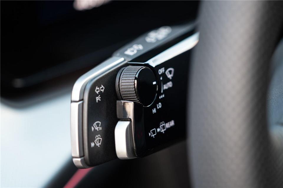 So will der neue Audi Q3 die SUV-Konkurrenz überstrahlen Ausschnitt: So sieht ein neues Bedienelement aus, das sich bogenförmig hinter das Lenkrad spannt und etwa den klassischen Lenkstockhebel ersetzt.Audi AG/dpa-tmn