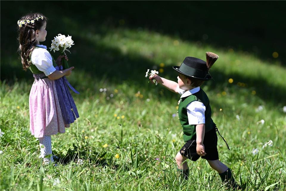 Ausseerland-Salzkammergut: Franziska und Martin als Narzissenkinder – Blumenkinder werben fürs NarzissenfestBarbara Gindl/APA/dpa