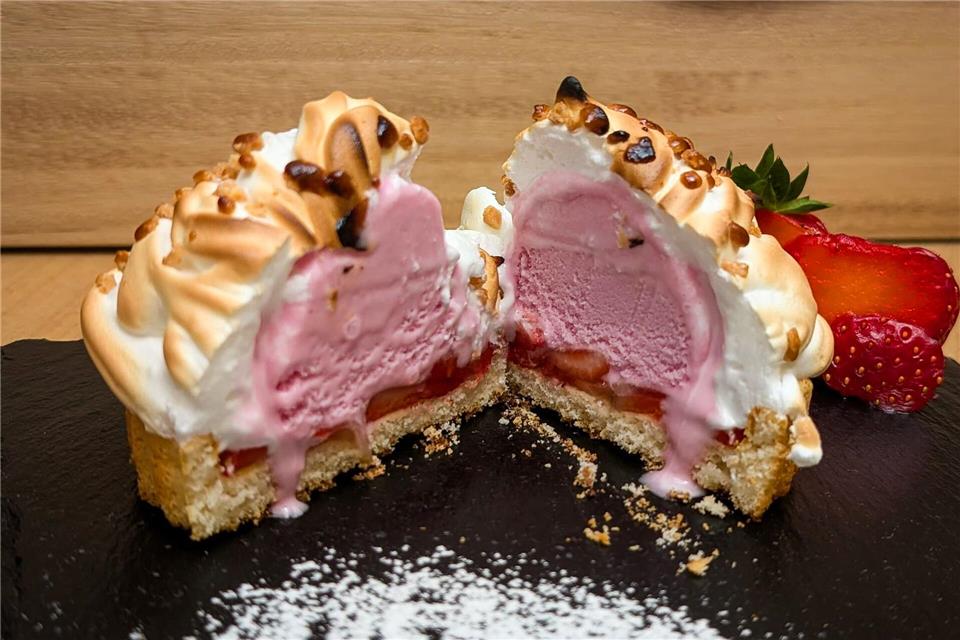 Außen heiß und flambiert, innen noch gefroren - so ist das gegrillte Eis mit goldbraunem Baiser perfekt zum sofortigen Servieren. Volker Elm/dpa-tmn