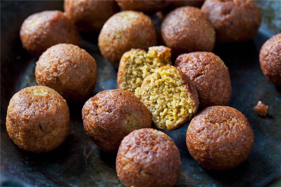 Außen total knusprig, innen schön fluffig und voller Geschmack: So stellen wir uns Falafel vor. Damit sie so gelingen, sind ein paar Tricks gefragt. Dieter Heinemann/Westend61/dpa-tmn