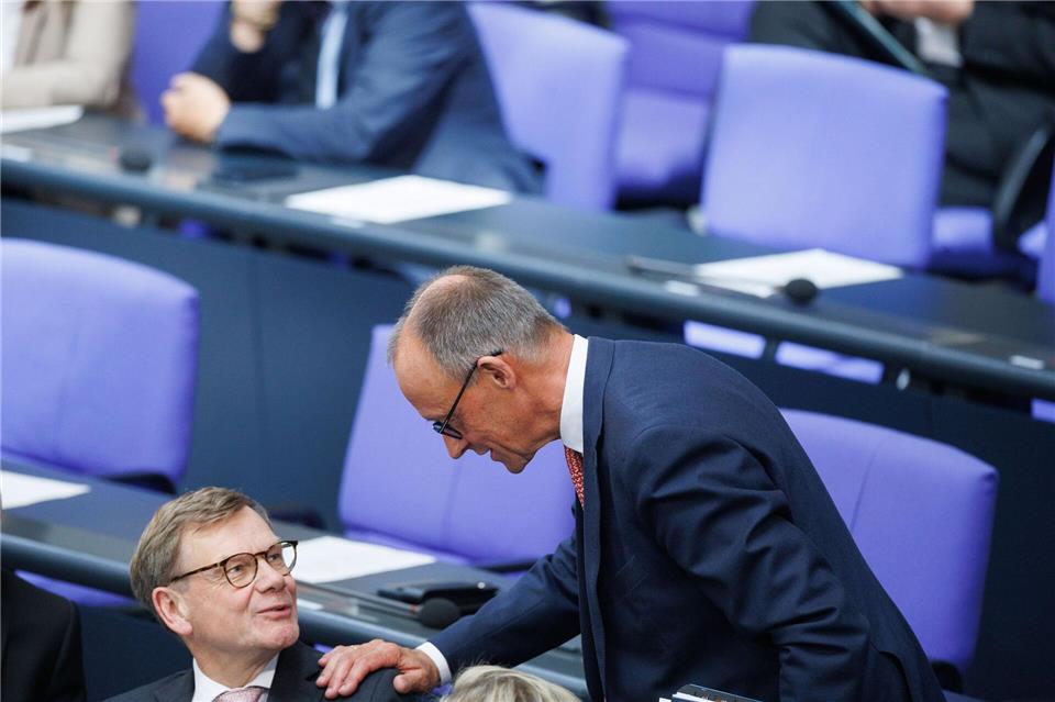 Außenkanzler und Außenminister: Friedrich Merz und Johann Wadephul (beide CDU) während der Generaldebatte zum Haushalt im Bundestag.Carsten Koall/dpa