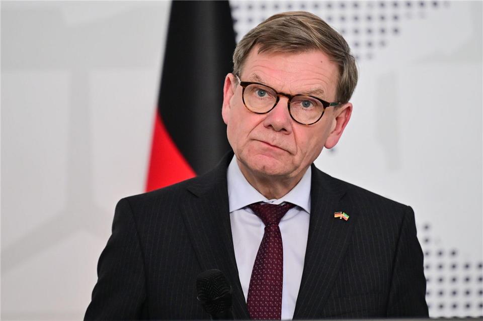 Außenminister Johann Wadephul (CDU) äußert sich bei einem Auftritt in der äthiopischen Hauptstadt Addis Abeba auch zum Spionageverdacht in Deutschland - und verkündet Konsequenzen.Sebastian Gollnow/dpa