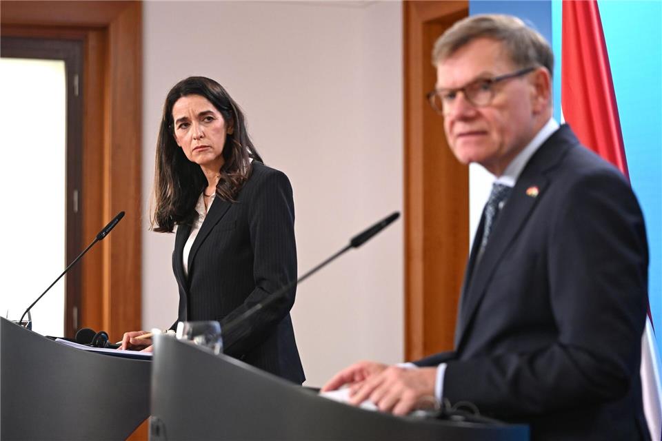 Außenminister Johann Wadephul (CDU) äußert sich bei einer Pressekonferenz mit seiner ungarischen Kollegin Anita Orbán auch zum Vorgehen Israels im Westjordanland und möglichen neuen Sanktionen.Elisa Schu/dpa