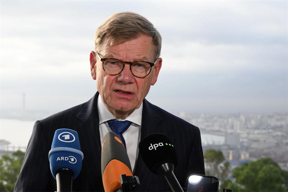 Außenminister Johann Wadephul (CDU) äußert sich in der algerischen Hauptstadt Algier vor Journalisten.Michael Brandt/dpa