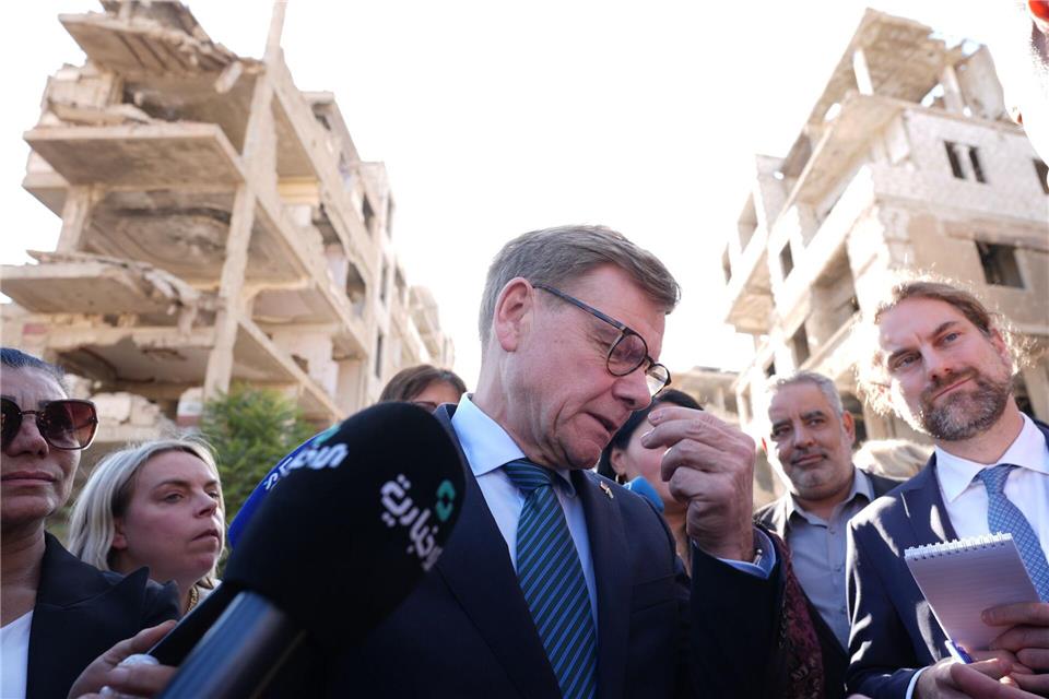 Außenminister Johann Wadephul (CDU) am Donnerstag in Harasta, einer weitgehend zerstörten Stadt Harasta, einer Vorstadt von Damaskus. Äußerungen über die Rückkehr von Syrern lösten Irritationen in den Reihen der Union aus.Marcus Brandt/dpa