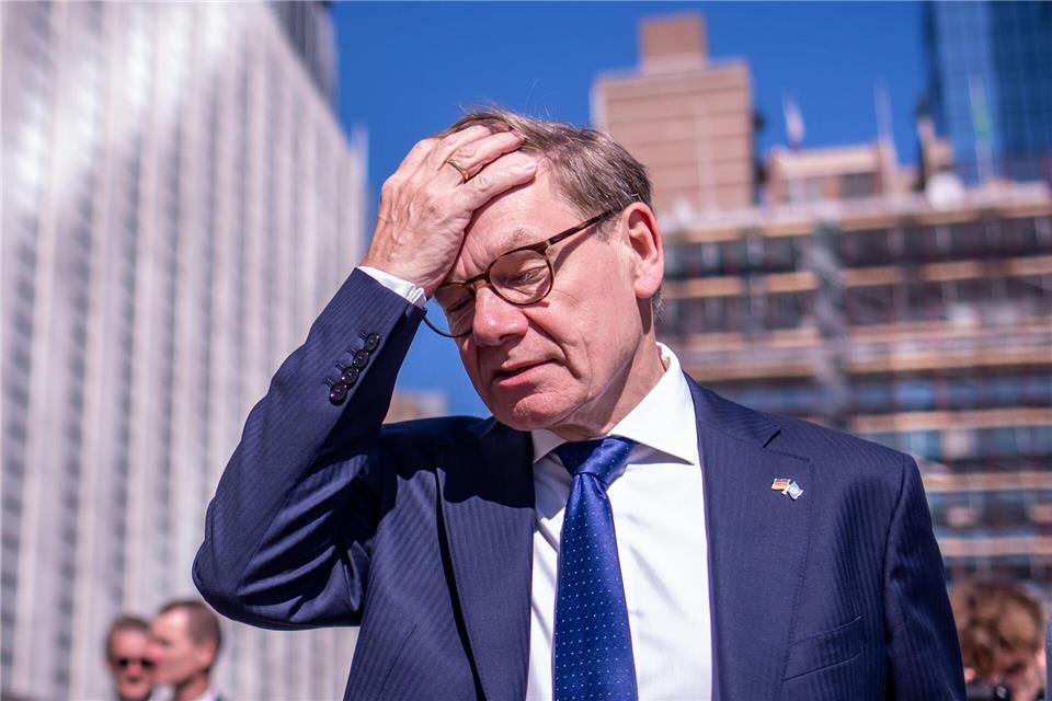 Außenminister Johann Wadephul (CDU) auf dem Weg zur Wahl für den UN-Sicherheitsrat in der Generalversammlung der Vereinten Nationen in New York.Michael Kappeler/dpa