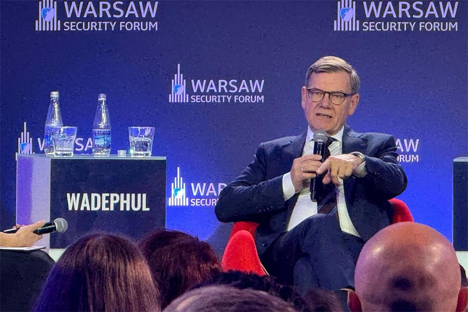 Außenminister Johann Wadephul (CDU) beim Warschauer Sicherheitsforum. Am Rande äußerte er sich auch über die Festnahme von mutmaßlichen Saboteuren in Deutschland, die in Polen einen Brandanschlag verübt haben sollen.Jörg Blank/dpa