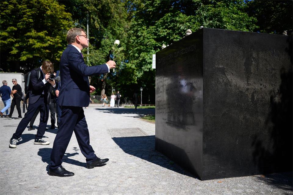 Außenminister Johann Wadephul (CDU) besucht zum Abschluss seines Besuches in München das Denkbal „Weiße Rose“, das an den studentischen Widerstand gegen die Nazis erinnert.Bernd von Jutrczenka/dpa