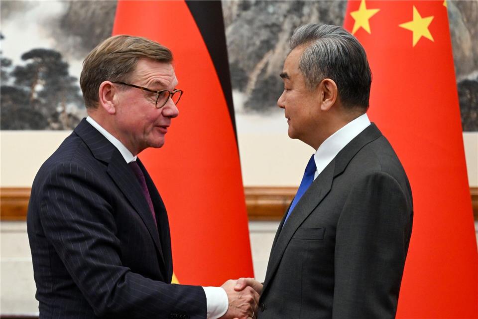 Außenminister Johann Wadephul (CDU) hatte sich Anfang Dezember bei seinem China-Besuch in der Hauptstadt Peking mit seinem Kollegen Wang Yi getroffen.Soeren Stache/dpa