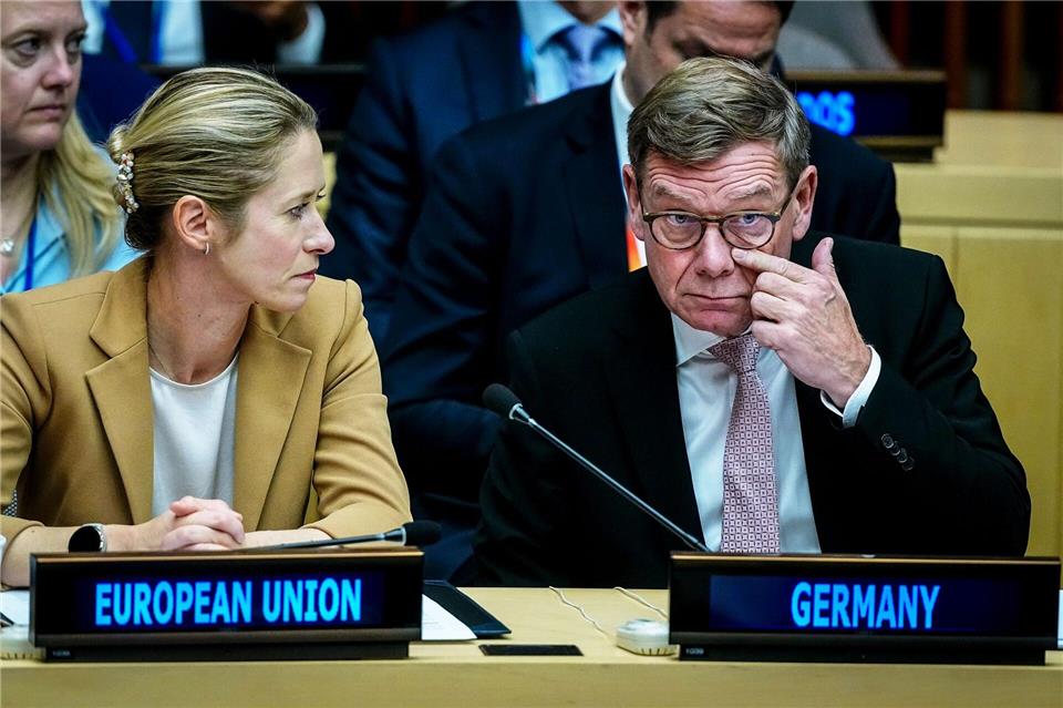 Außenminister Johann Wadephul (CDU, hier mit der EU-Außenbeauftragten Kaja Kallas) bei einem Treffen der G20-Außenminister am Rande der UN-Vollversammlung in New York. Kay Nietfeld/dpa