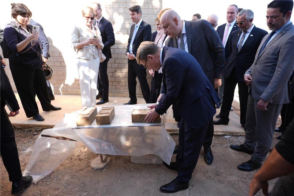 Wadephul glaubt nicht an rasche Rückkehr von Syrern  Außenminister Johann Wadephul (CDU) macht sich ein Bild von einem Projekt, das Binnenvertriebenen ermöglichen soll, günstig mit Lehmziegeln zu bauen. Marcus Brandt/dpa