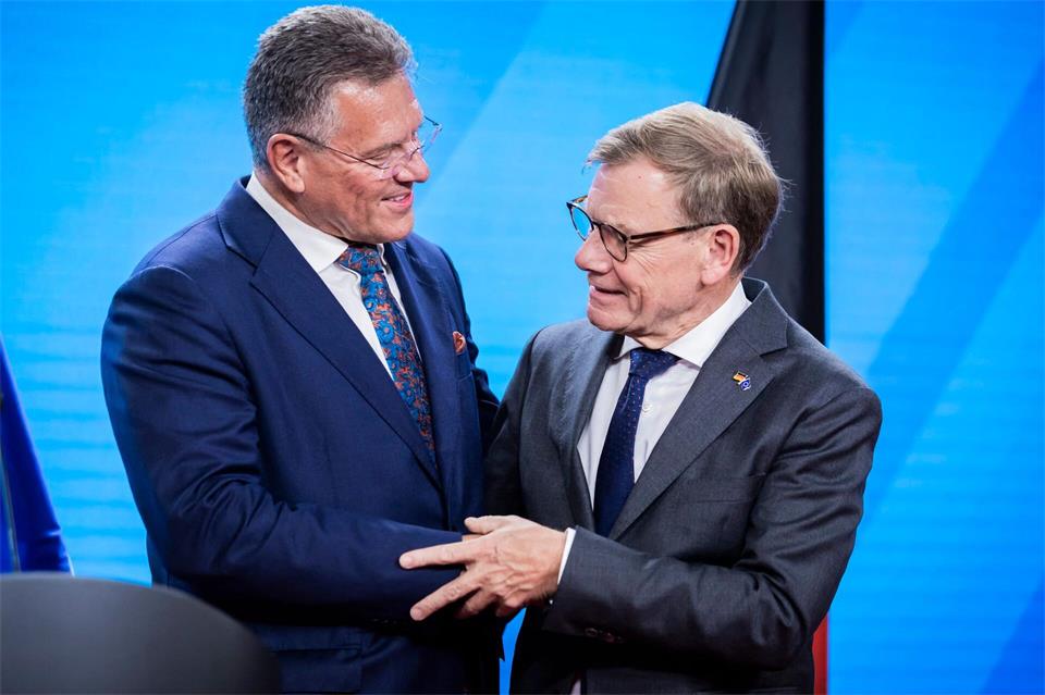 Außenminister Johann Wadephul (CDU, r.) und der EU-Handelskommissar Maros Sefcovic äußern sich bei einer Pressekonferenz in Berlin auch zu Fragen nach möglichen Auswirkungen einer AfD-Regierung in Sachsen-Anhalt. Christoph Soeder/dpa