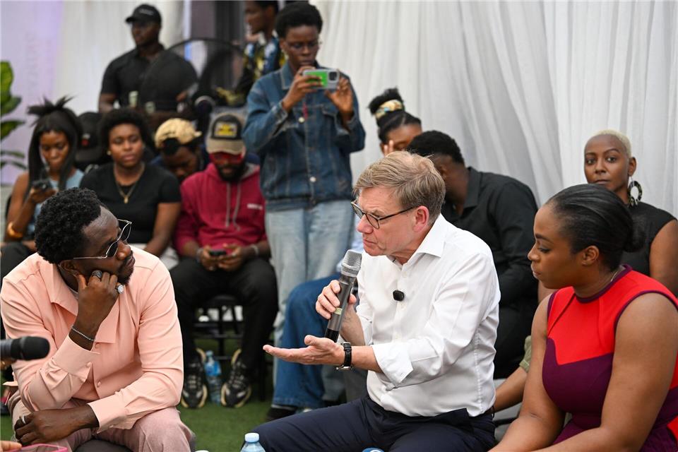 Außenminister Johann Wadephul (CDU) trifft sich in der nigerianischen Wirtschaftsmetropole Lagos mit jungen Influencerinnen und Influencern. Soeren Stache/dpa