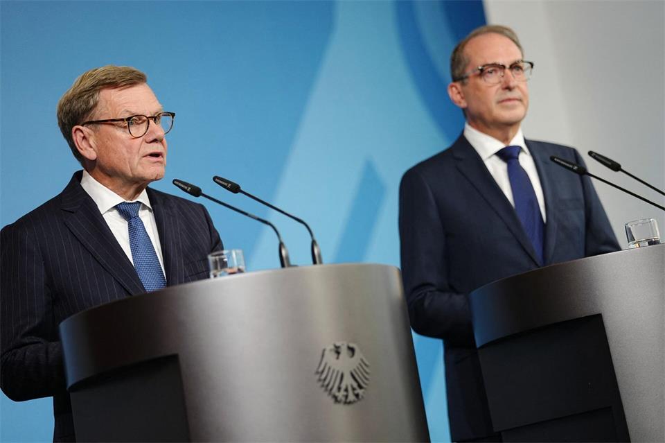 Außenminister Johann Wadephul (CDU) und Bundesinnenminister Alexander Dobrindt (CSU) sind sich sicher: Hinter dem gescheiterten Anschlag steckt Russland.Kay Nietfeld/dpa