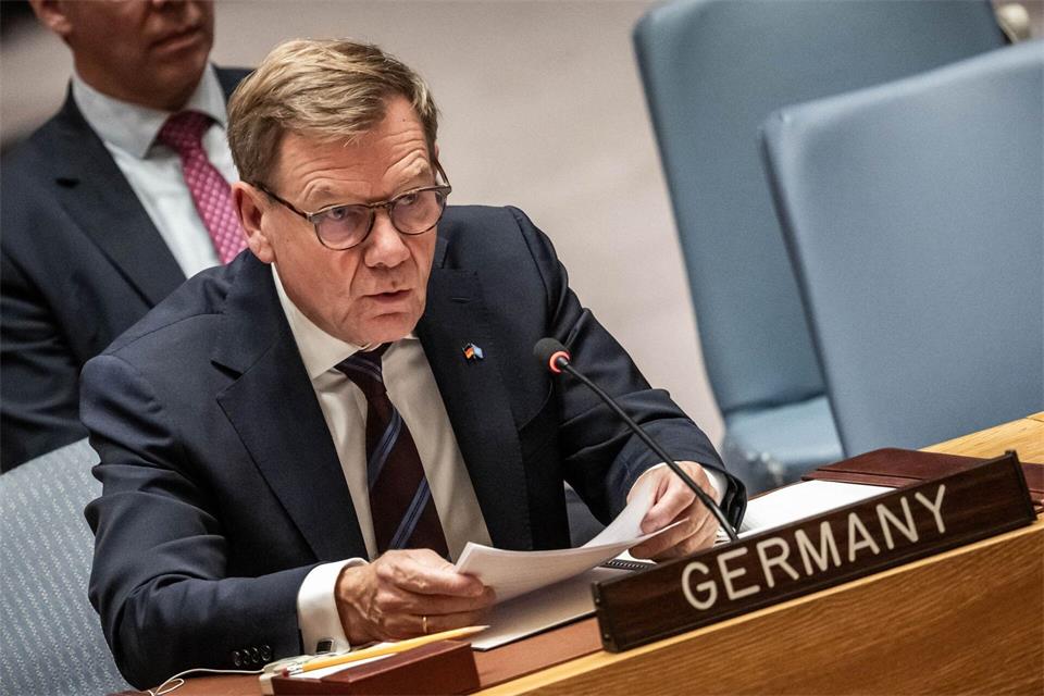 Außenminister Johann Wadephul (CDU) wird Russland in einer Sitzung des UN-Sicherheitsrates eine Eskalation der hybriden Angriffe in Europa vor.Michael Kappeler/dpa