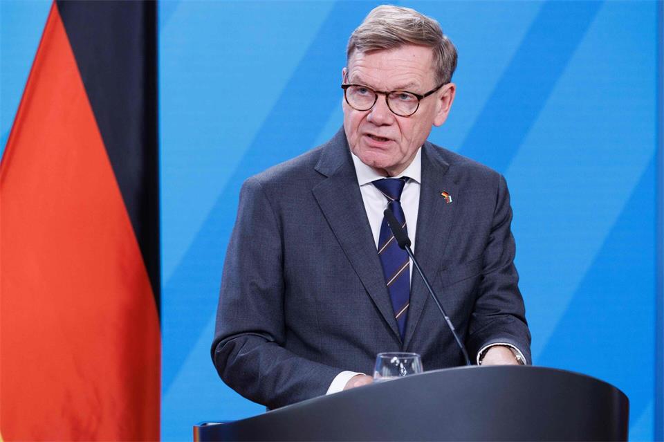 Außenminister Johann Wadephul (CDU) wird bei einer Pressekonferenz in Berlin gefragt, welche Auswirkungen der Hamburger Prozess um den Nord-Stream-Anschlag auf das Verhältnis zur Ukraine haben könnte.Carsten Koall/dpa