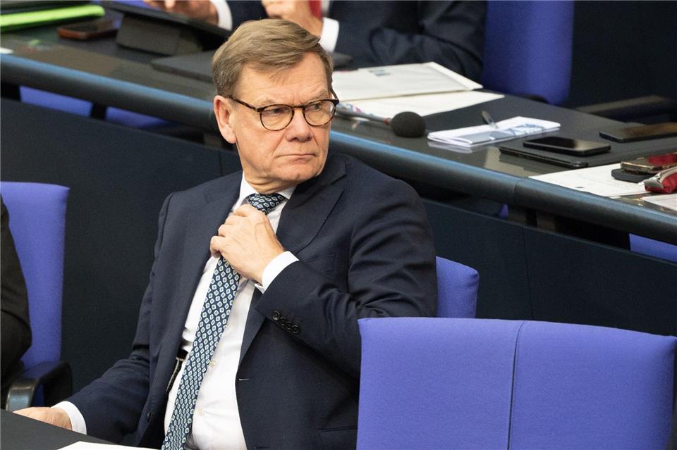 Außenminister Johann Wadephul (CDU) wollte eigentlich per Regierungsflugzeug zu einem Gipfeltreffen nach Kolumbien reisen. Weil es einen Defekt an der Maschine gab, muss er umplanen und zunächst Linie fliegen. (Archivbild)Alicia Windzio/dpa