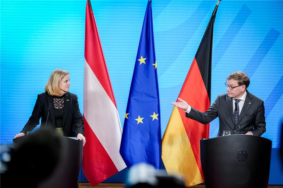 Außenminister Johann Wadephul (CDU) wollte in Lübeck mit den Kolleginnen und Kollegen aus Österreich, der Schweiz und Liechtenstein zusammenkommen - doch der Termin musste verschoben werden. Hier ist er bei einem Treffen mit der österreichischen Außenministerin Beate Meinl-Reisinger zu sehen.Kay Nietfeld/dpa