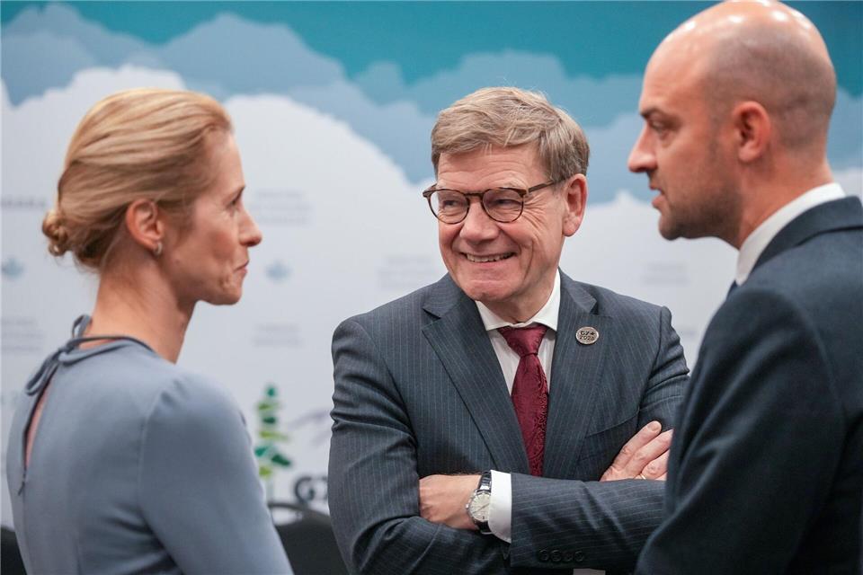 Außenminister Johann Wadephul (M., CDU), spricht am Rande des Außenministertreffens der G7-Runde wirtschaftsstarker Demokratien in Kanada mit der EU-Außenbeauftragten Kaja Kallas und dem französischen Außenminister Jean-Noël Barrot. Soeren Stache/dpa