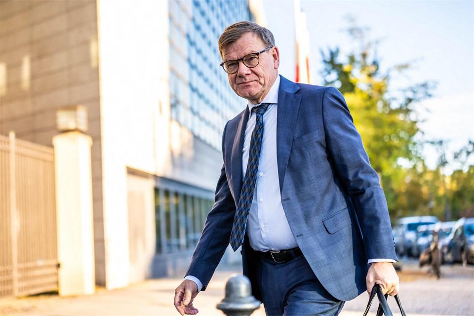 Außenminister Johann Wadephul äußert sich vor Beratungen der CDU-Spitze vor der Parteizentrale in Berlin auch zum Rücktritt von SPD-Chefin und Arbeitsministerin Bärbel Bas. Michael Kappeler/dpa
