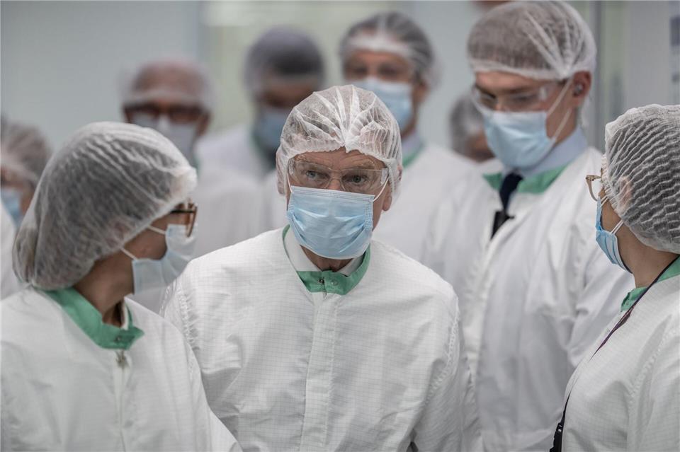 Außenminister Johann Wadephul besucht das Werk des deutschen Pharmaherstellers Merck Naucalpan in Mexiko und lässt sich, bekleidet mit Schutzausrüstung die Produktion erklären.Michael Kappeler/dpa