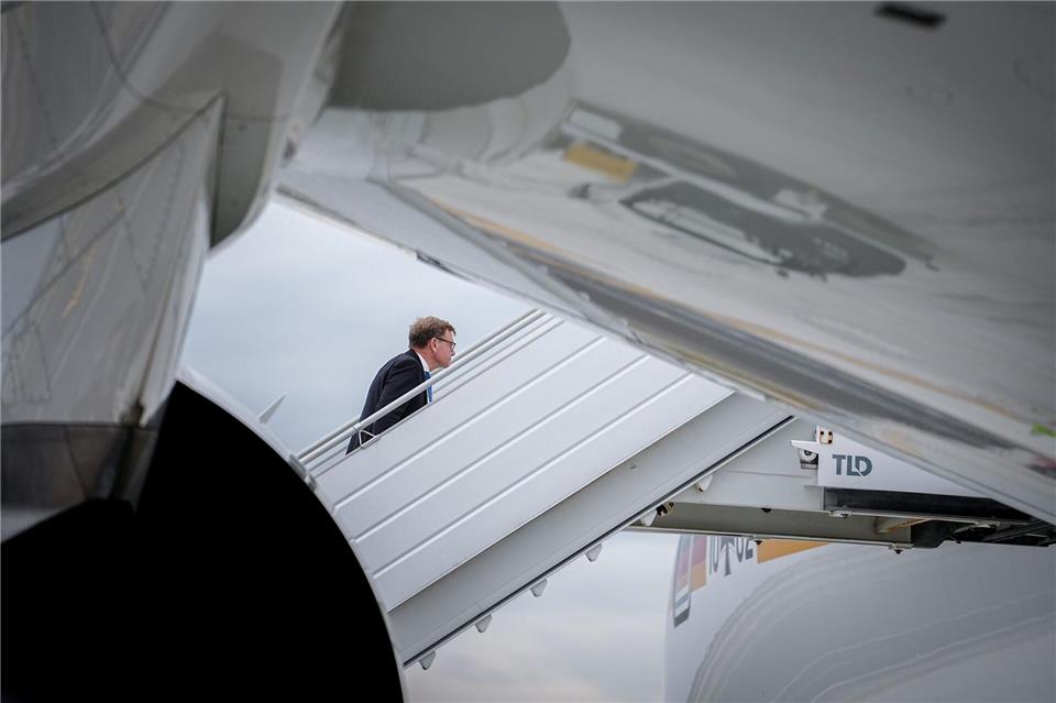 Außenminister Johann Wadephul geht nach der Generaldebatte der UN-Vollversammlung in New York auf dem JFK-Flughafen die Gangway zum Airbus A350 der Luftwaffe für den Rückflug nach Berlin hinauf.Kay Nietfeld/dpa