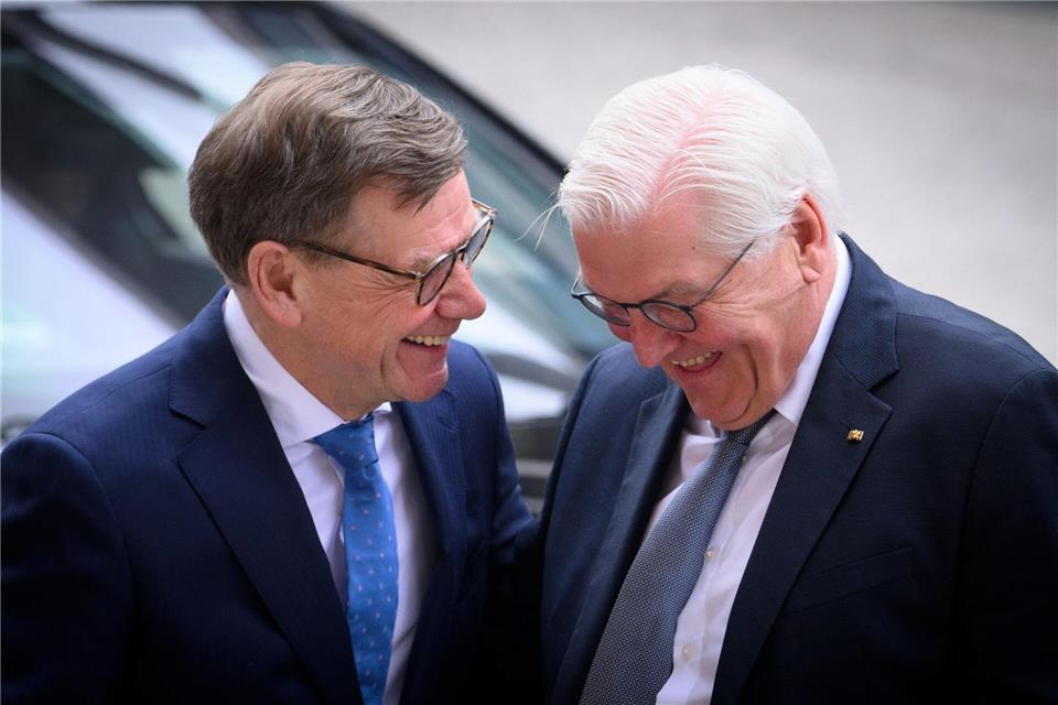 Außenminister Johann Wadephul (l., CDU) und Bundespräsident Frank-Walter Steinmeier verstehen sich beim Festakt zur Wiedergründung des Auswärtigen Amts nach dem Zweiten Weltkrieg vor 75 Jahren offensichtlich bestens. Bernd von Jutrczenka/dpa