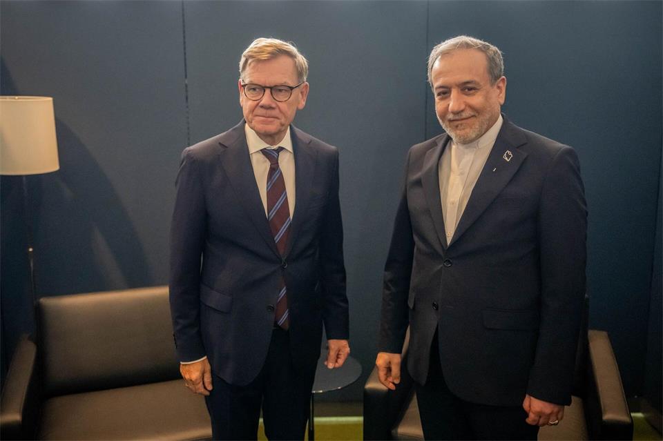 Außenminister Johann Wadephul (l) traf auch mit seinem iranischen Amtskollegen Abbas Araghtschi zusammen.Michael Kappeler/dpa