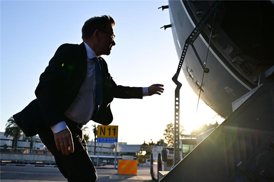 Außenminister Johann Wadephul steigt zum Ende eines Besuchs in Israel in einen A400M der Luftwaffe. Sebastian Gollnow/dpa