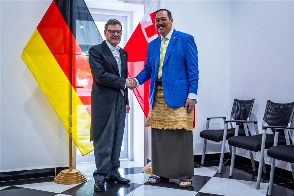 Außenminister Johann Wadephul und Außenminister Tupouto’a Ulukalala geben sich die Hand.Jens Büttner/dpa