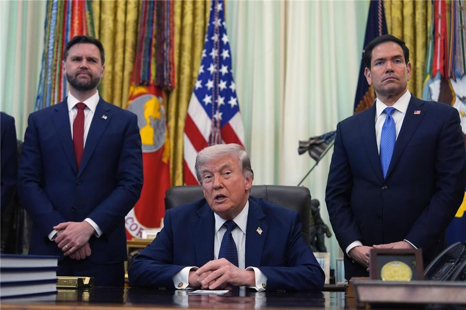 Außenminister Marco Rubio (rechts) steht neben US-Präsident Trump.Mark Schiefelbein/AP/dpa