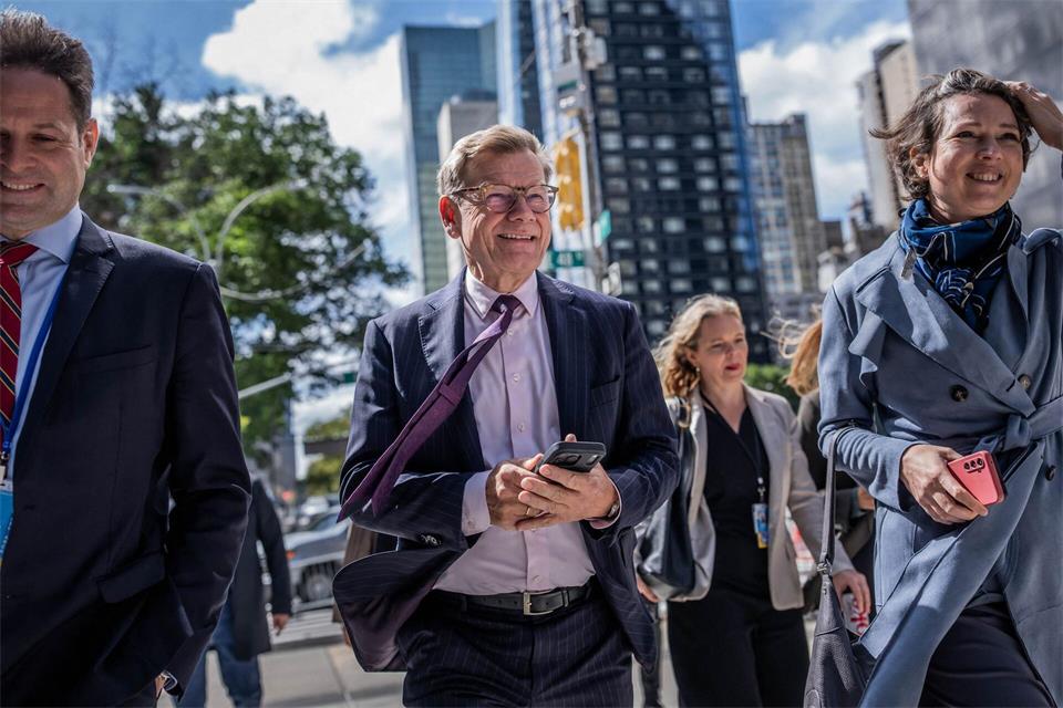 Außenminister Wadephul (CDU) geht mit seiner Delegation nach Gesprächen bei der UN-Generalversammlung durch die Straßen von Manhattan zur Deutschen Ständigen Vertretung.Michael Kappeler/dpa