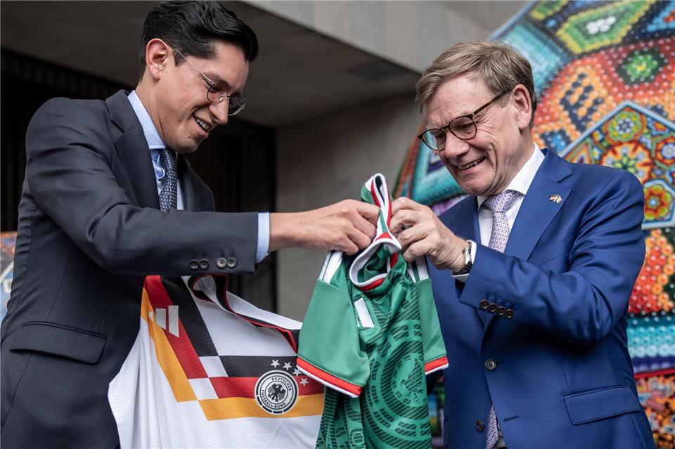 Außenminister Wadephul (rechts) nimmt ein Trikot der mexikanischen Fußball-Nationalmannschaft entgegen.Michael Kappeler/dpa
