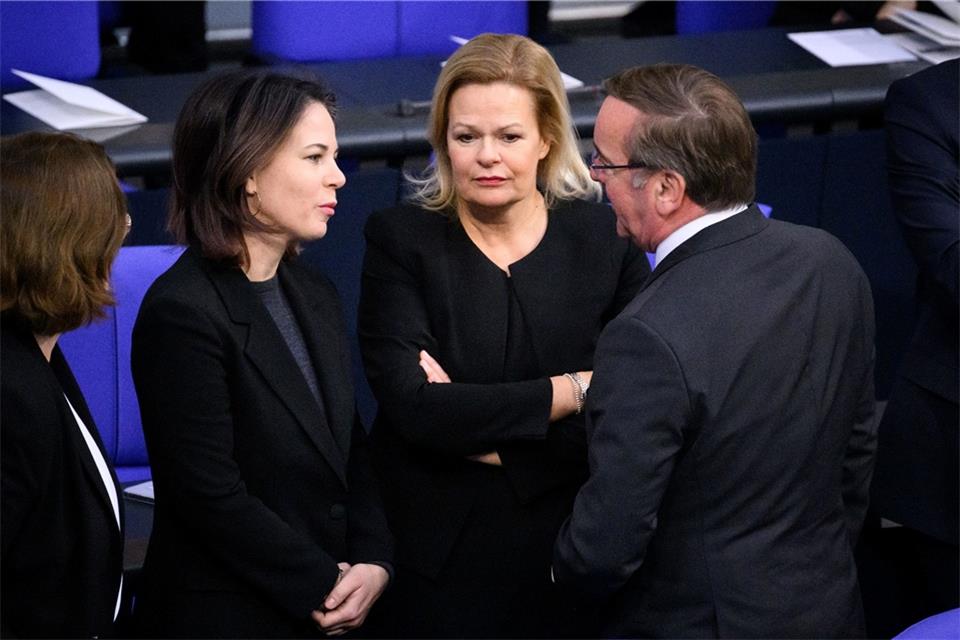 Außenministerin Annalena Baerbock (v.l.), Innenministerin Nancy Faeser und Verteidigungsminister Boris Pistorius ehren am heutigen „Tag des Peacekeeping“ zivile Experten, Polizisten und Soldaten.