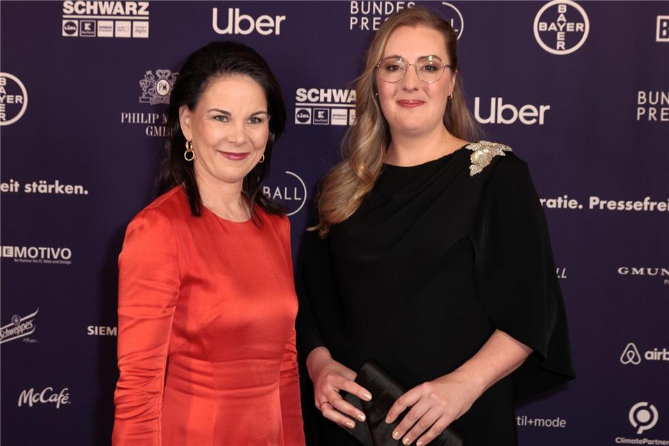 Außenministerinn Annalena Baerbock und Katharina Dröge (Bündnis 90/Die Grünen) beim Bundespresseball. Carsten Koall/dpa