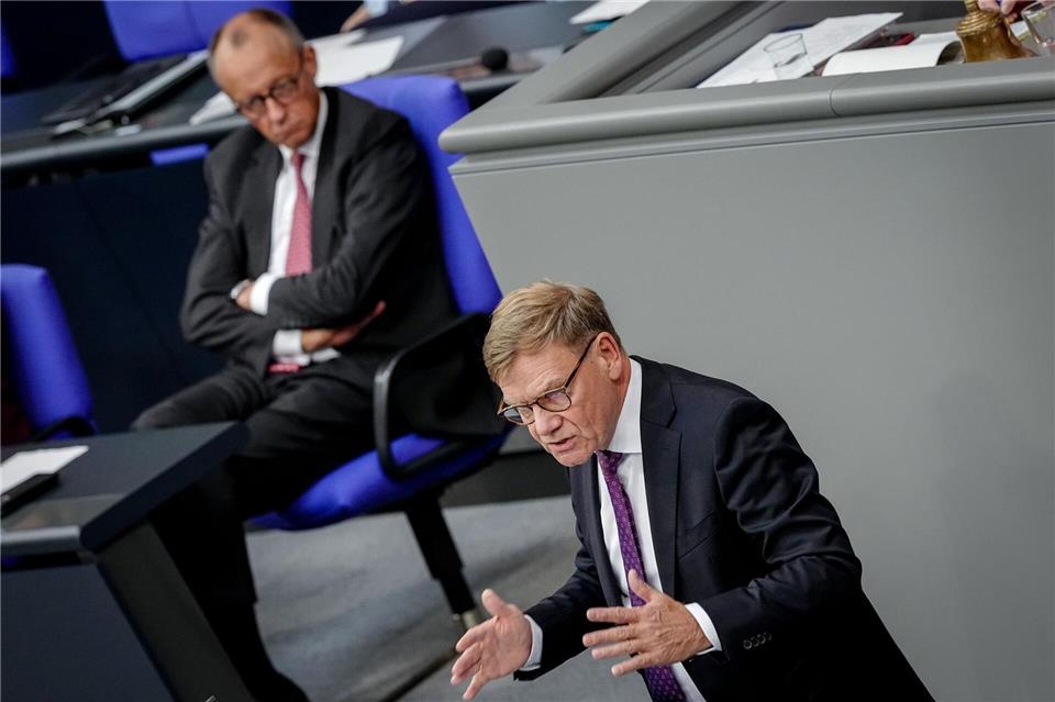 „Außenpolitik aus einem Guss“ zwischen Kanzleramt und Auswärtigem Amt: Außenminister Johann Wadephul zieht eine positive Zwischenbilanz der Zusammenarbeit mit Kanzler Friedrich Merz (beide CDU).Kay Nietfeld/dpa