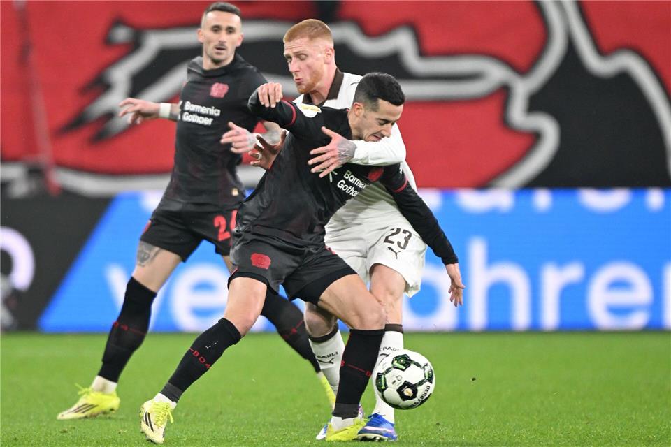 Außenseiter St. Pauli machte es Bayer Leverkusen nicht leicht. Federico Gambarini/dpa