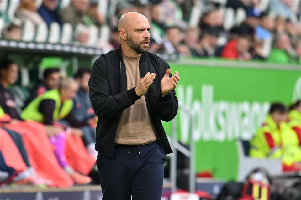 Außenseiter mit Wolfsburg: VfL-Trainer Stephan Lerch. (Archivbild)Swen Pförtner/dpa