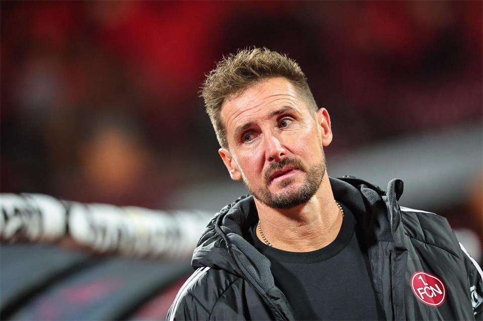 Außenseiter mit seinem Team in Leverkusen: Miroslav Klose. (Archivbild)Daniel Karmann/dpa