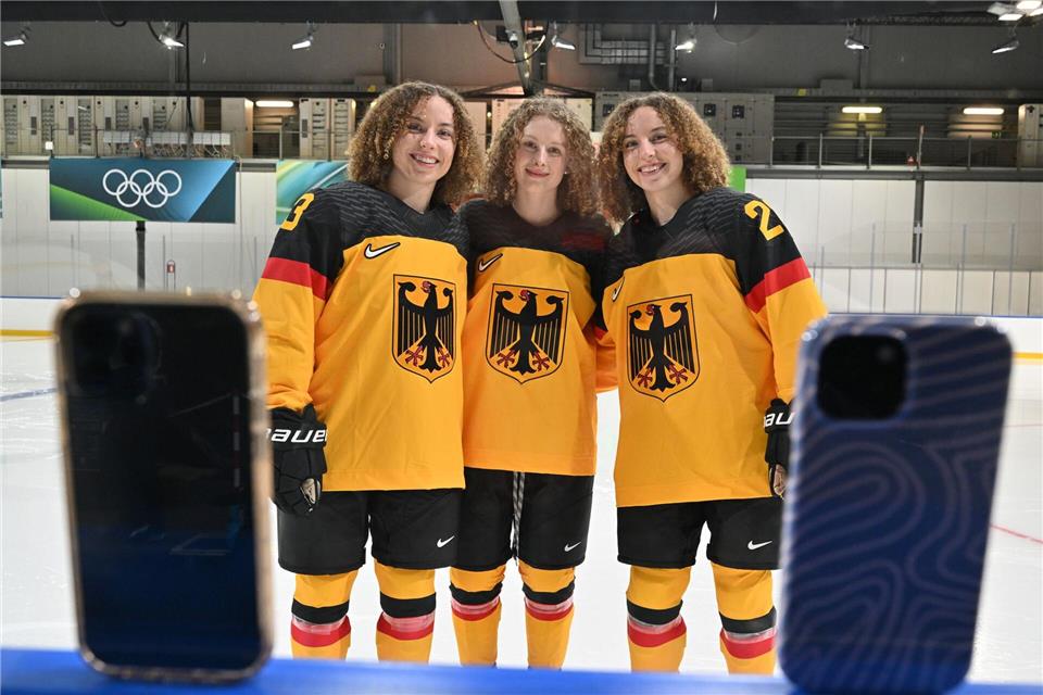 Außenseiterinnen im olympischen Turnier: die deutschen Eishockeyspielerinnen Luisa Welcke, Svenja Voigt und Lilli Welcke (v.l.).Peter Kneffel/dpa