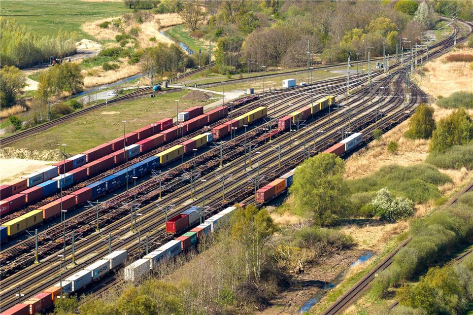 Außerdem soll der Bahnhof ein modernes elektronisches Stellwerk erhalten.Sina Schuldt/dpa