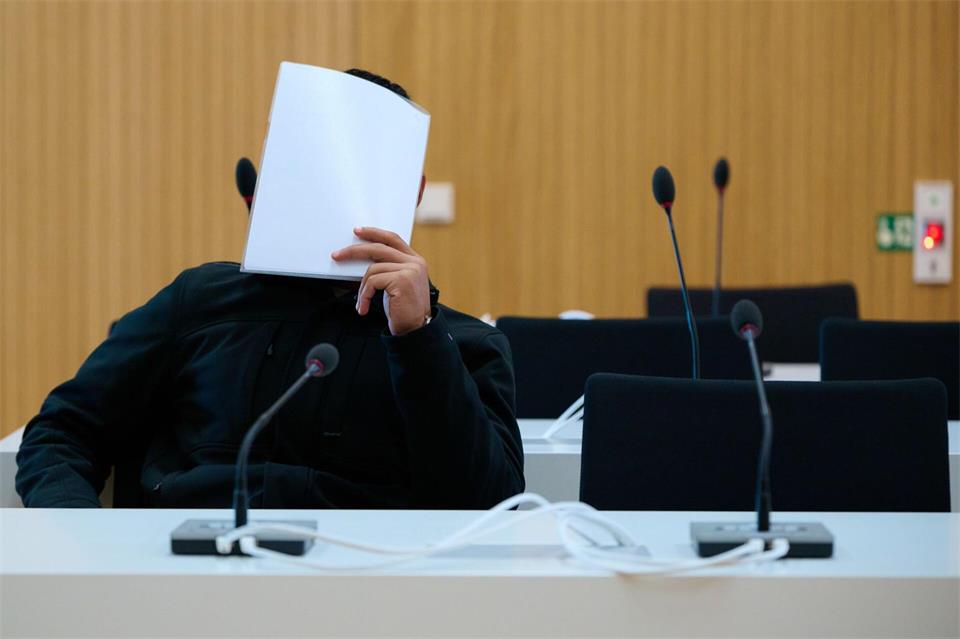 Außerdem soll er fremde Kinder als seine eigenen ausgegeben haben, um unrechtmäßig Sozialleistungen zu beziehen.Sven Hoppe/dpa