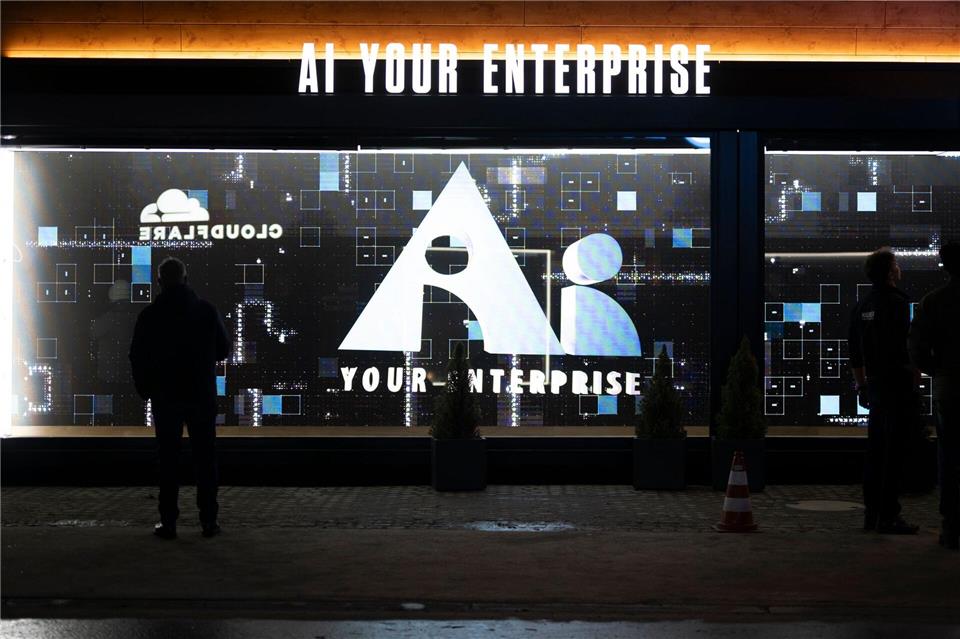 Außerhalb der Kongresshalle ging es vor allem um Künstliche Intelligenz. (Archivbild)Gian Ehrenzeller/KEYSTONE/dpa